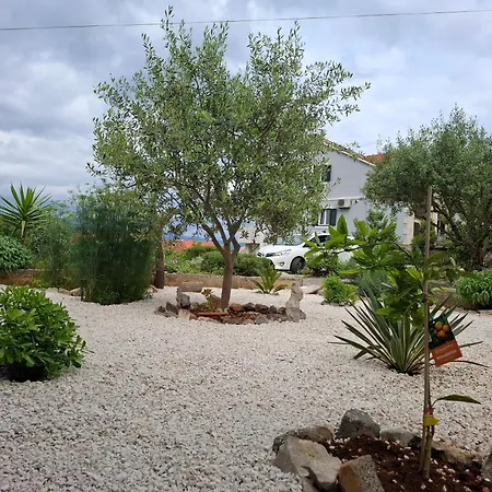 Charming Garden Haven Apartamento *