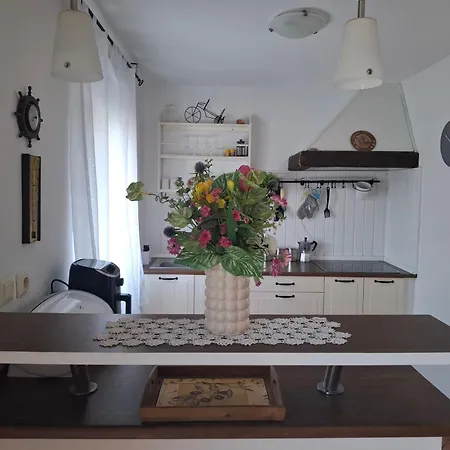 Charming Garden Haven سوبيتار