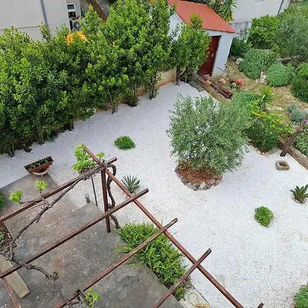 Charming Garden Haven San Pietro di Brazza